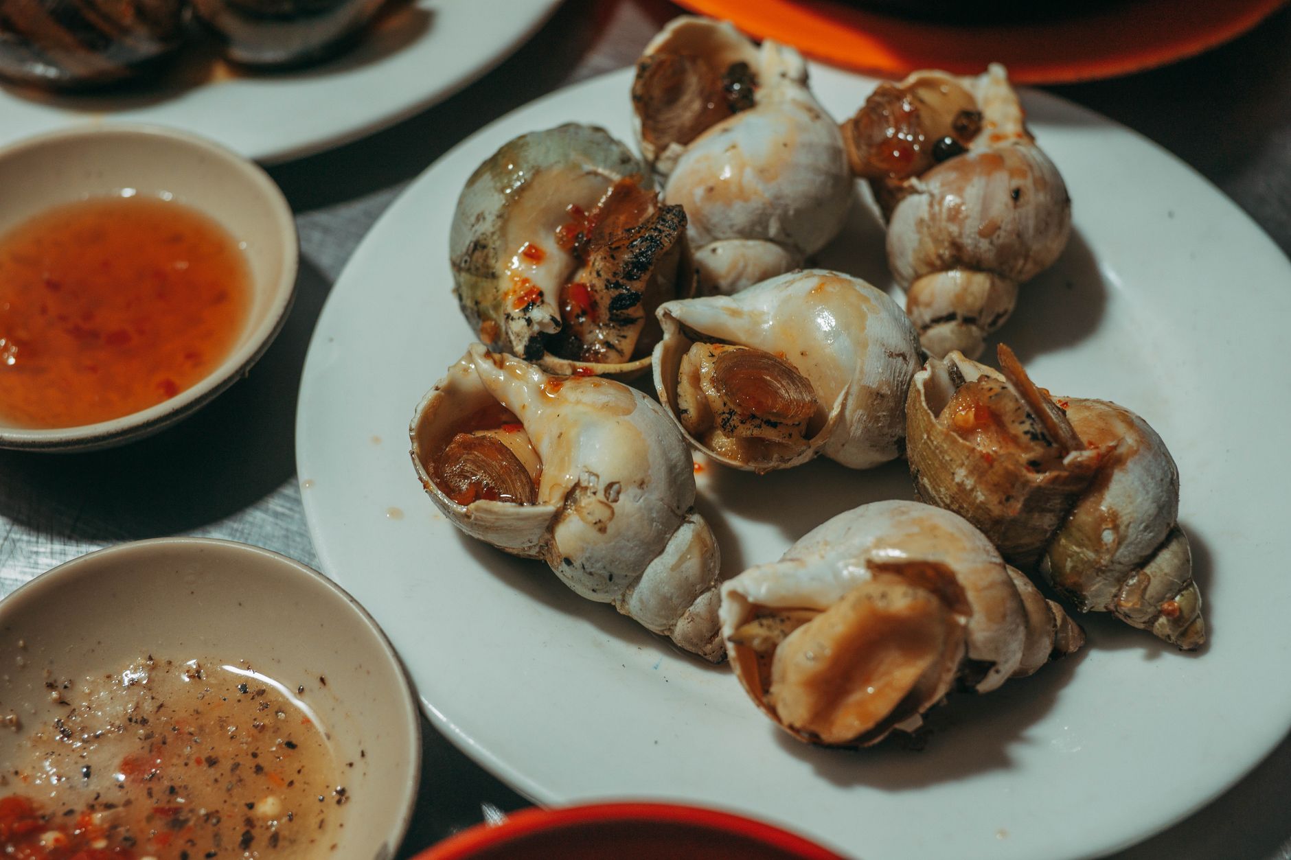 Ốc biển ăn kèm các loại nước chấm